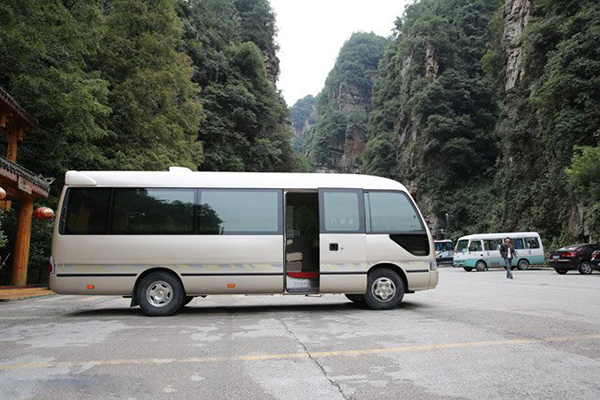 側圍裝飾條不但有效保護車身側圍受到意外摩擦，同時增添車身側圍美觀性 商用車