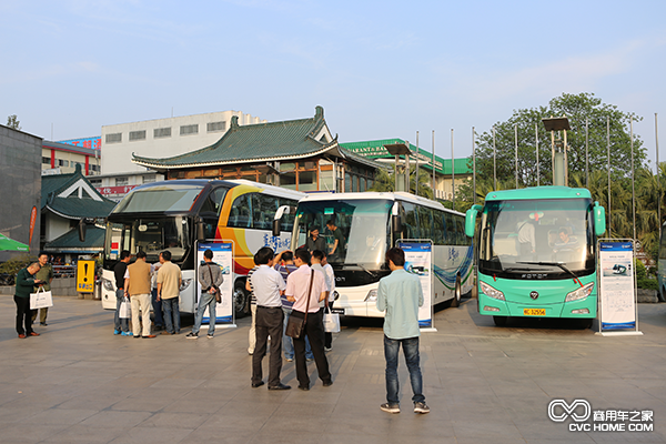 領(lǐng)導(dǎo)及嘉賓參觀福田歐輝展車.png