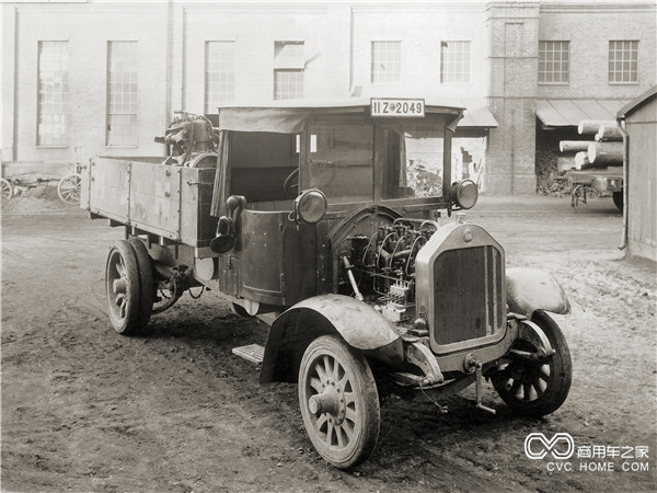 1924年，曼恩第一輛柴油直噴發(fā)動(dòng)機(jī)卡車誕生。.jpg